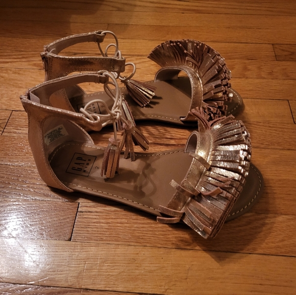 Nwot Gap Rose Gold frill sandal - Picture 4 of 5